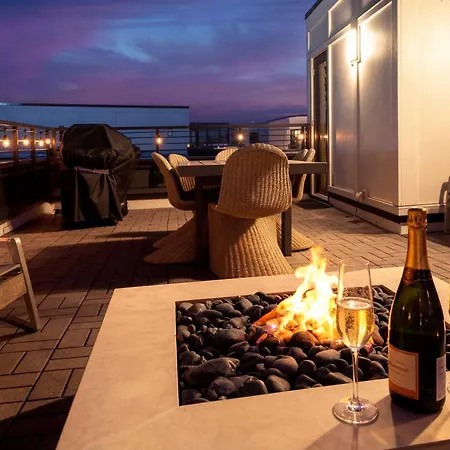 Luxe 4br Retreat With Rooftop Fire Pit & Garage *