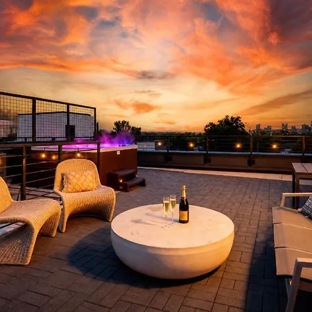Escape With Skyline Deck And Hot Tub Holiday home Nashville