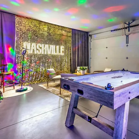 Holiday home Skyline Views With Double Rooftop Deck & Game *
