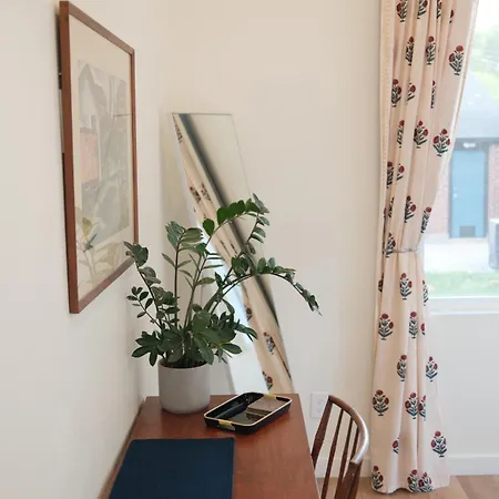 Apartment Storybook - Perfect For Couples And Solo Travelers *