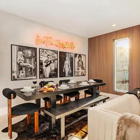 Elevator With Rooftop Hot Tub & Spacious Yard Holiday home *