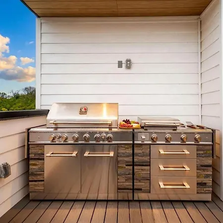 Holiday home Elevator With Rooftop Hot Tub & Spacious Yard Nashville