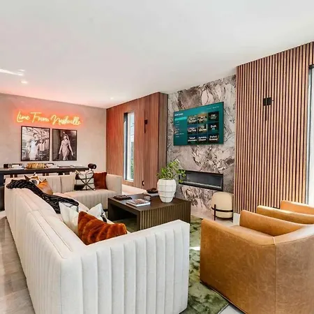 Elevator With Rooftop Hot Tub & Spacious Yard Holiday home *