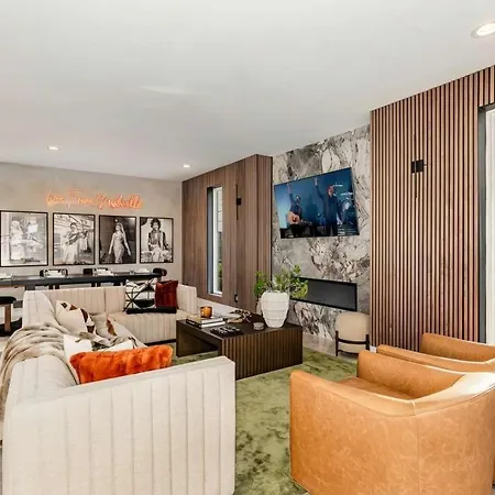 Elevator With Rooftop Hot Tub & Spacious Yard