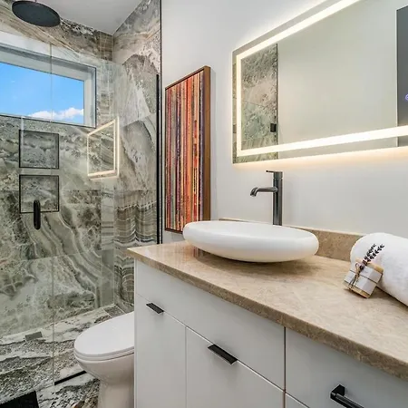 Elevator With Rooftop Hot Tub & Spacious Yard Nashville