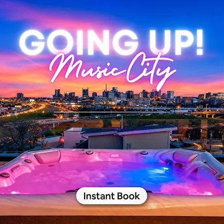 Holiday home Elevator With Rooftop Hot Tub & Spacious Yard *