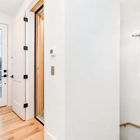 Elevator With Rooftop Hot Tub & Spacious Yard