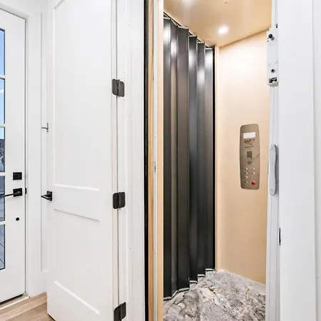 Holiday home Elevator With Rooftop Hot Tub & Spacious Yard *
