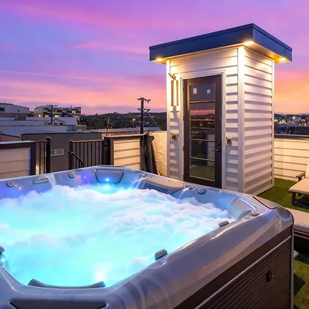 Elevator With Rooftop Hot Tub & Spacious Yard