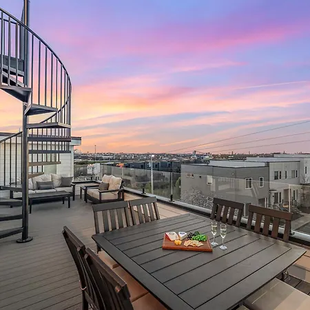 Elevator With Rooftop Hot Tub & Spacious Yard Holiday home *
