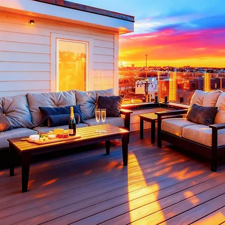 Holiday home Elevator With Rooftop Hot Tub & Spacious Yard *