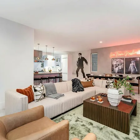 Elevator With Rooftop Hot Tub & Spacious Yard Holiday home