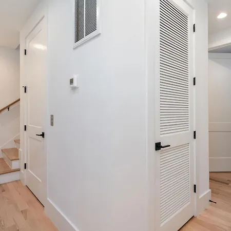 Elevator With Rooftop Hot Tub & Spacious Yard Holiday home *