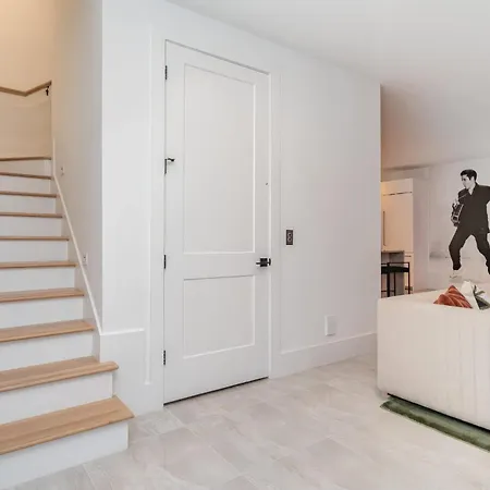 Holiday home Elevator With Rooftop Hot Tub & Spacious Yard *