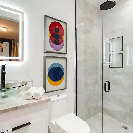 Holiday home Elevator With Rooftop Hot Tub & Spacious Yard Nashville