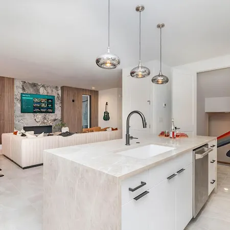 Elevator With Rooftop Hot Tub & Spacious Yard Nashville