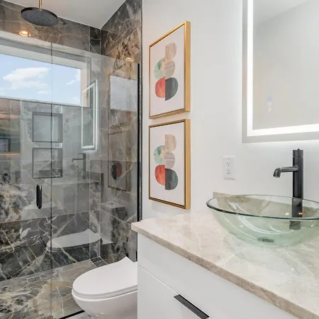 Holiday home Elevator With Rooftop Hot Tub & Spacious Yard *