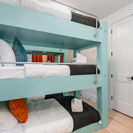 Elevator With Rooftop Hot Tub & Spacious Yard Holiday home Nashville