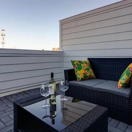 Holiday home 4br Getaway For 12 W Balcony Mins To Broadway *