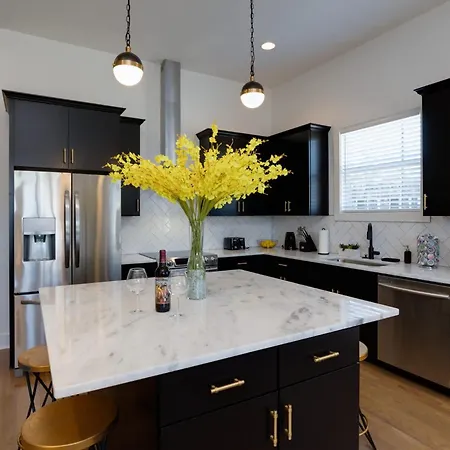 Holiday home 4br Getaway For 12 W Balcony Mins To Broadway