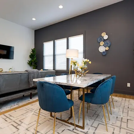 Holiday home 4br Retreat For 12 W Balcony Mins To Broadway