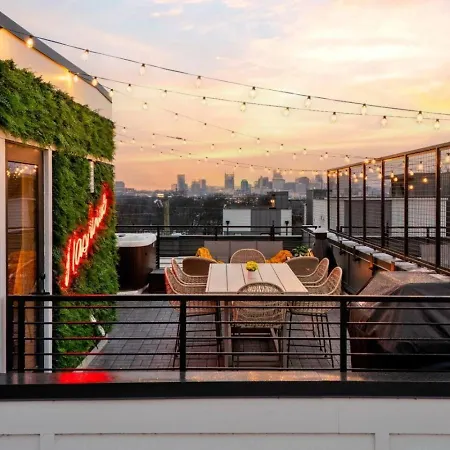 Luxury Downtown Views - Rooftop - Hot Tub - Garage