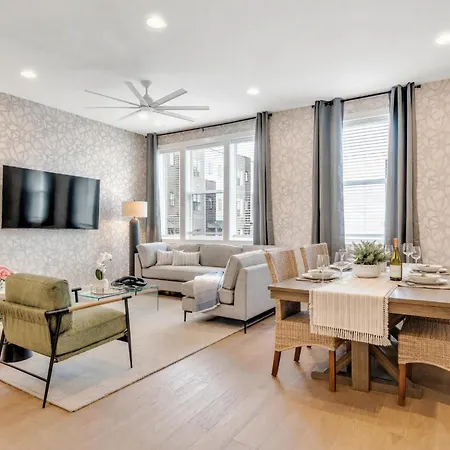 Pet-friendly House Sleeps 12 Near Geodis Park