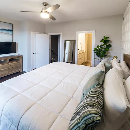 Modern Skyline-view Townhome For Groups Up To 8