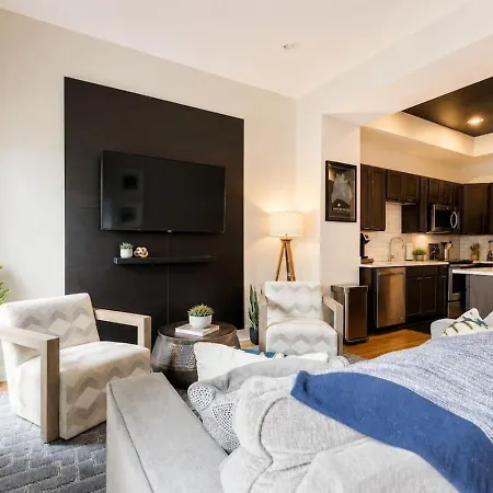 Holiday home Funk House. Mins To Broadway. Parking