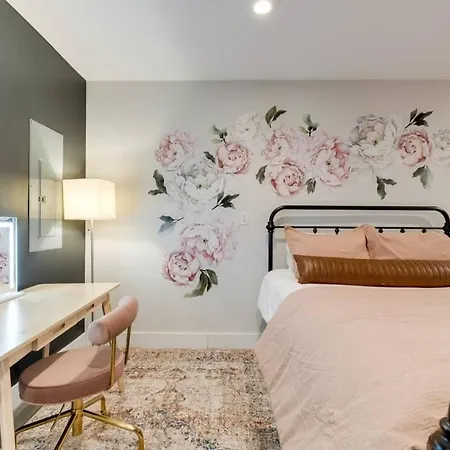 Holiday home Funk House. Mins To Broadway. Parking
