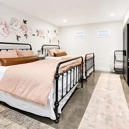Holiday home Funk House. Mins To Broadway. Parking *