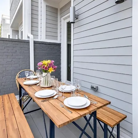 Holiday home Funk House. Mins To Broadway. Parking