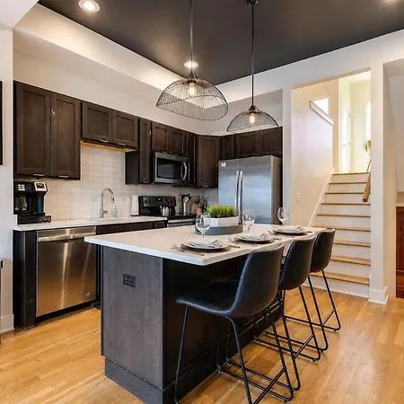 Funk House. Mins To Broadway. Parking Holiday home *