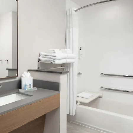 Fairfield By Marriott & Bellevue Hotel 3*