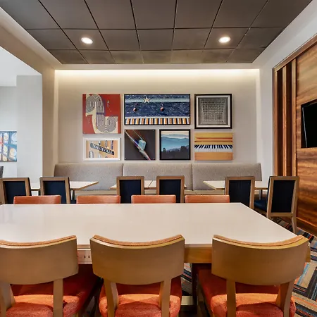 Hampton By Hilton Airport Century Place Hotel