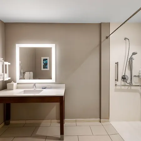Hotel Hampton By Hilton Airport Century Place 3*