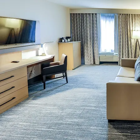 Country & By Radisson Airport Tn Hotel