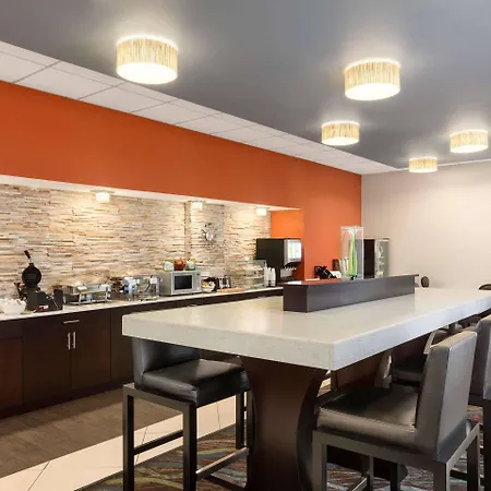Hotel Country & By Radisson Airport Tn