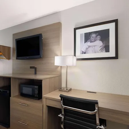 Baymont By Wyndham Airport 2*
