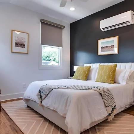 Charming East Nash Retreat, Walk To Dining Faves, Cozy Den, Workspace And Smart Tvs, Plush Velvet Sofa, Full Kitchen & Garage, Near Mas Tacos & Five Points, 10 Min To Broadway, 24 Hr Hospitality * Nashville