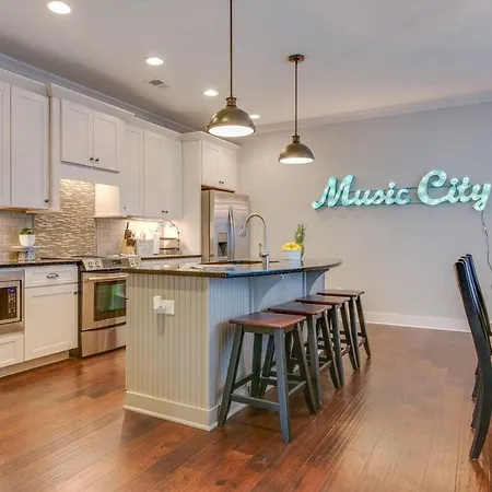 Modern 3 King Belmont Retreat With 2 Living Walk To Belmont & Vanderbilt Near Music Row The Gulch & 12th South 2 Miles To Broadway Large Dining Table Smart Tvs Parking 24 Hr Hospitality *