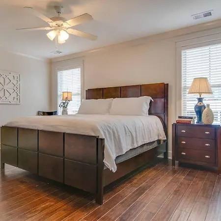 Modern 3 King Belmont Retreat With 2 Living Walk To Belmont & Vanderbilt Near Music Row The Gulch & 12th South 2 Miles To Broadway Large Dining Table Smart Tvs Parking 24 Hr Hospitality Holiday home