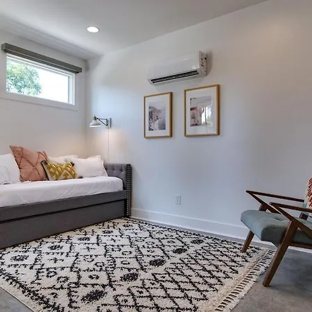 Holiday home Charming East Nash Retreat, Walk To Dining Faves, Cozy Den, Workspace And Smart Tvs, Plush Velvet Sofa, Full Kitchen & Garage, Near Mas Tacos & Five Points, 10 Min To Broadway, 24 Hr Hospitality