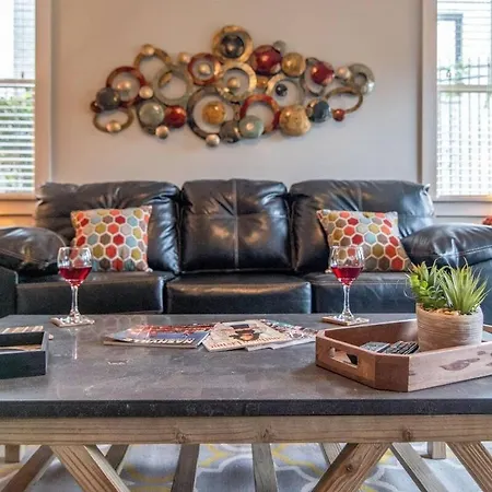 Modern 3 King Belmont Retreat With 2 Living Walk To Belmont & Vanderbilt Near Music Row The Gulch & 12th South 2 Miles To Broadway Large Dining Table Smart Tvs Parking 24 Hr Hospitality *