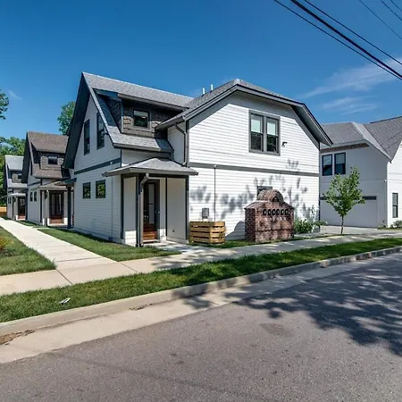 Charming East Nash Retreat, Walk To Dining Faves, Cozy Den, Workspace And Smart Tvs, Plush Velvet Sofa, Full Kitchen & Garage, Near Mas Tacos & Five Points, 10 Min To Broadway, 24 Hr Hospitality * Nashville