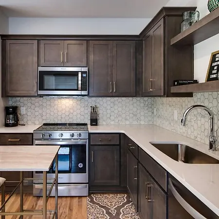 Charming East Nash Retreat, Walk To Dining Faves, Cozy Den, Workspace And Smart Tvs, Plush Velvet Sofa, Full Kitchen & Garage, Near Mas Tacos & Five Points, 10 Min To Broadway, 24 Hr Hospitality