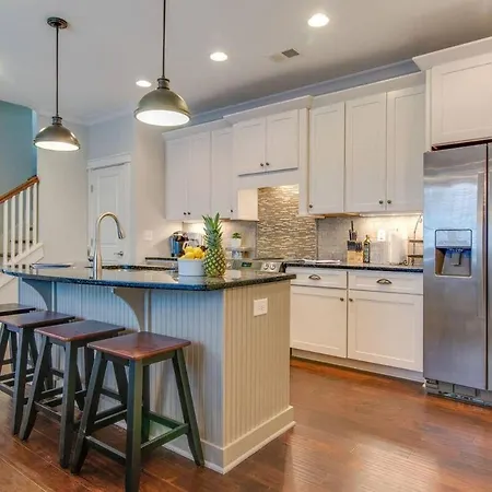 Holiday home Modern 3 King Belmont Retreat With 2 Living Walk To Belmont & Vanderbilt Near Music Row The Gulch & 12th South 2 Miles To Broadway Large Dining Table Smart Tvs Parking 24 Hr Hospitality