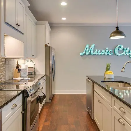 Modern 3 King Belmont Retreat With 2 Living Walk To Belmont & Vanderbilt Near Music Row The Gulch & 12th South 2 Miles To Broadway Large Dining Table Smart Tvs Parking 24 Hr Hospitality Holiday home Nashville