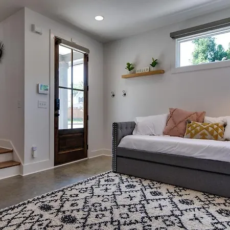 Charming East Nash Retreat, Walk To Dining Faves, Cozy Den, Workspace And Smart Tvs, Plush Velvet Sofa, Full Kitchen & Garage, Near Mas Tacos & Five Points, 10 Min To Broadway, 24 Hr Hospitality Nashville