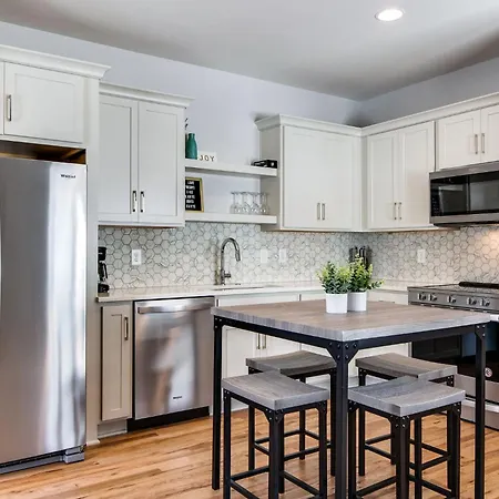 Modern East Gem, Walk To Local Favorites, Cozy Den, Workspace & Smart Tvs, Fully Equipped Kitchen, Garage & Fast Wifi, Near Mas Tacos, Rosepepper & Five Points, 10 Min To Broadway & Nissan Stadium, 24 Hr Hospitality Holiday home